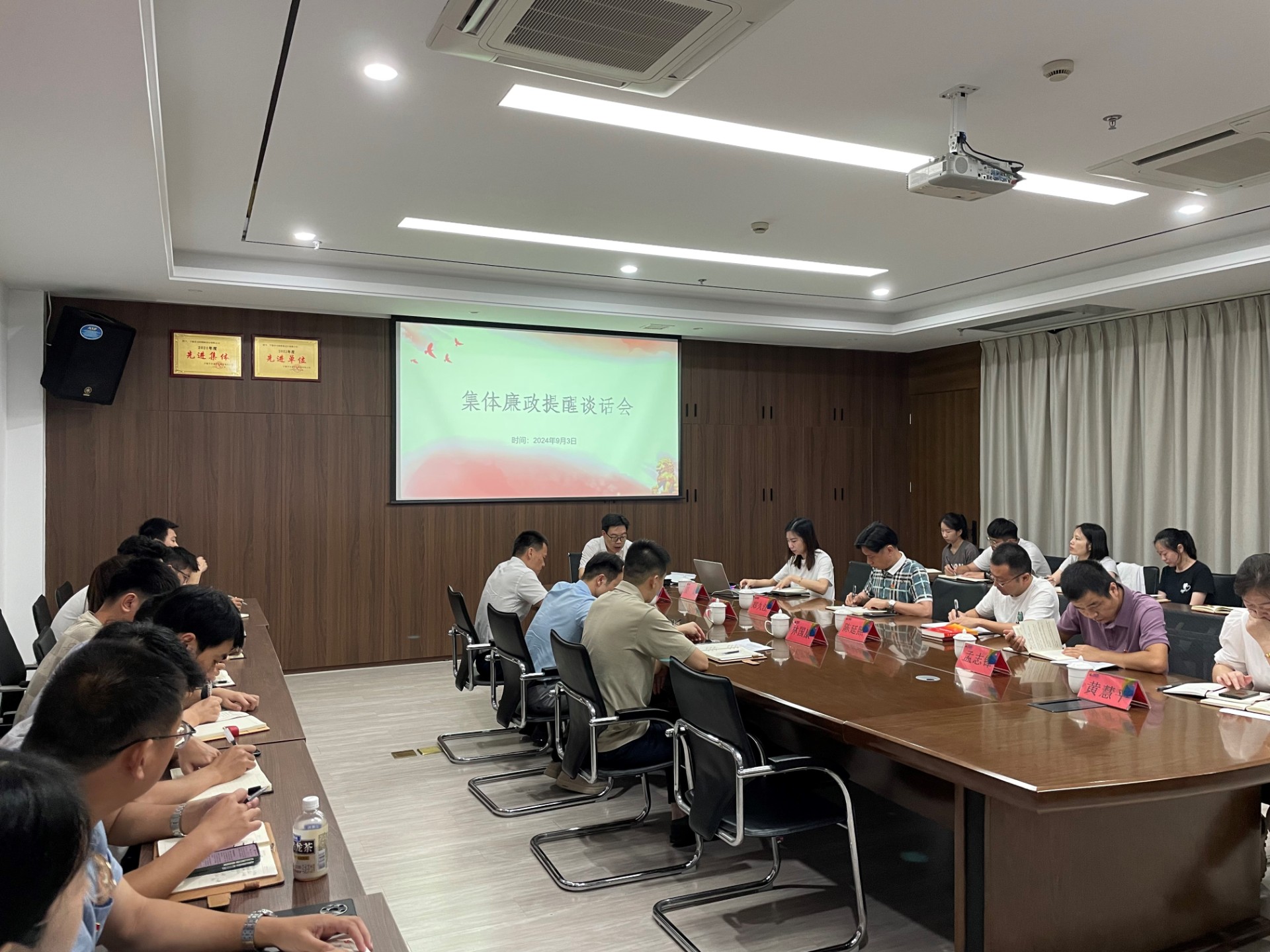 市交投集團領(lǐng)導(dǎo)深入市交投物流集團市交投勘察設(shè)計公司開展聯(lián)系點工作，葉嵐清拍攝2.jpg
